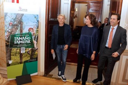 El aventurero leonés Jesús Calleja, la consejera de Cultura y Turismo, María Josefa García Cirac y el director general de Turismo de Castilla y León, Javier Ramírez (d), durante la presentación de la campaña de Navidad ayer en Madrid.