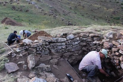 Excavación en los restos de una cabaña pastoril arruinada. La campaña se centró en un área del municipio de Cabrillantes. INCIPIT-CSIC