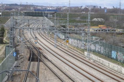 Vista del punto en el que está previsto el paso inferior para desarrollar la urbanización de terrenos en Trobajo del Cerecedo. RAMIRO