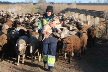 Violeta Alegre en la foto que ilustra el mes de febrero de Ganaderas en Red tomada en febrero de 2022 en San Pelayo. RAMIRO