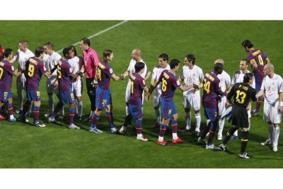 El Barcelona visitó el Reino de León por primera y única vez el día 28 de octubre de 2009, con la imagen del saludo entre ambos equipos previo al partido. JESÚS F. SALVADORES