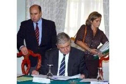 Basilio Rada, el presidente de Picos, José Luis Gil, y Victoria Delgado