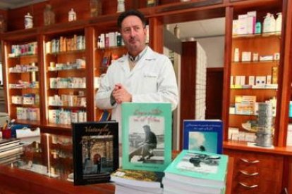 Antonio García Calvo en su farmacia y rodeado de sus libros.