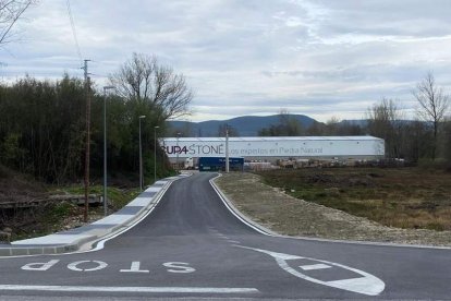 Estado del nuevo vial hacia esta zona industrial de Carracedelo. DL