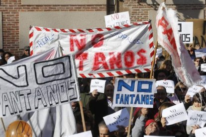 Una de las manifestaciones de protesta contra las presas del Órbigo. MARCIANO PÉREZ.