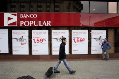 Fachada de una oficina del Banco Popular en Barcelona.