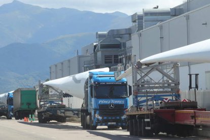 Camiones cargados con palas eólicas, ayer tarde en la explanada de la factoría de LM en el polígono de Santo Tomás (Ponferrada). L. DE LA MATA