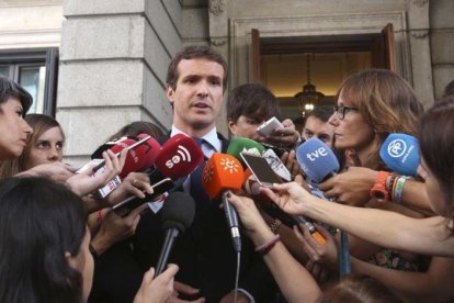 Casado hace declaraciones a la prensa tras su reunión con las asociaciones de jueces y fiscales.