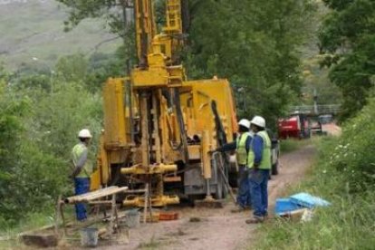 Primeras catas en terrenos de Valdoré y donde irá uno de los pilares del nuevo puente.