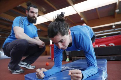 Roberto Aláiz en el Centro de Alto Rendimiento Deportivo de León junto al readaptador Javier Madinabeitia, una persona clave en su recuperación. JESÚS F. SALVADORES