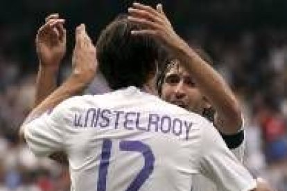 El delantero madridista Ruud Van Nistelrooy recibe la felicitación de su compañero Raúl González