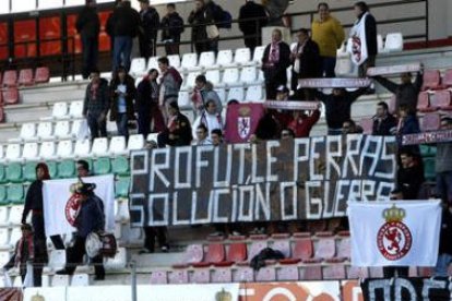 La afición de la Cultural se manifestó en la grada con pancartas alusivas a Profutle.