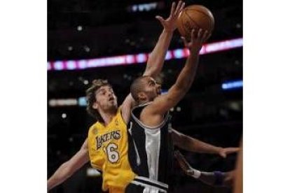 Paul Gasol intenta taponar una entrada a canasta de Tony Parker