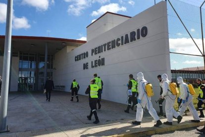 La Unidad Militar de Emergencias tuvo que desinfectar el centro. DL