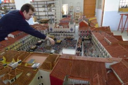 Luis García López trabajando en su maqueta, en la que también ha colaborado Juan Carlos Ponga.