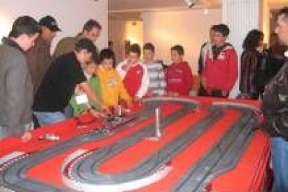 Niños y mayores se lo pasaron en grande con las pistas de scalextric