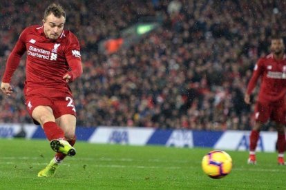 El suizo del Liverpool Shaqiri marca su segundo gol.