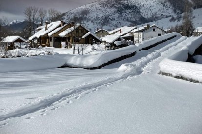 Vista de la localidad de Boca de Huérgano tras el último temporal de nieve. RAMIRO