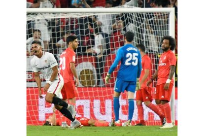 André Silva celebra su segundo gol al Real Madrid ante la desesperación de los jugadores blancos. CARO