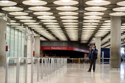 El aeropuerto madrileño Adolfo Suárez Madrid Barajas, prácticamente vacía ante la ausencia de vuelos por el Estado de Alarma. EFE Kiko Huesca