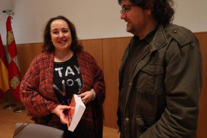 Marta Muñiz Rueda eligió el Museo de la Radio para presentar su novela junto a Cuenya. L. DE LA MATA