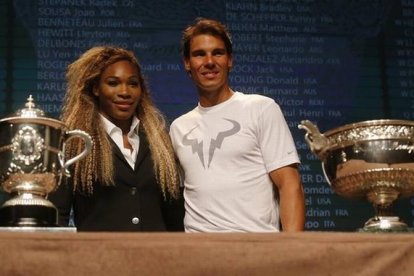 Serena Williams y Rafael Nadal, campeones de Roland Garros en el 2013, posan durante el sorteo del cuadro del 2014.