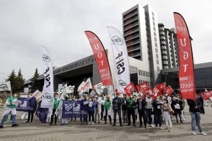 Protesta de ayer frente al Hospital de León. MARCIANO PÉREZ