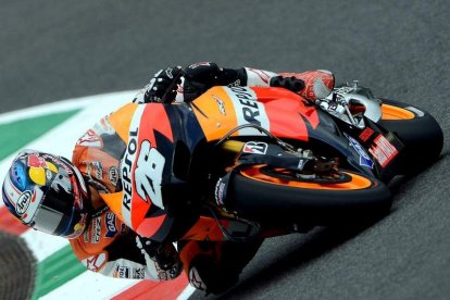 Pedrosa toma una curva durante los entrenamientos libres para el Gran Premio de Italia .