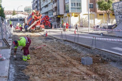 Los trabajos elevan la calzada a nivel de la acera. MIGUEL F.B.