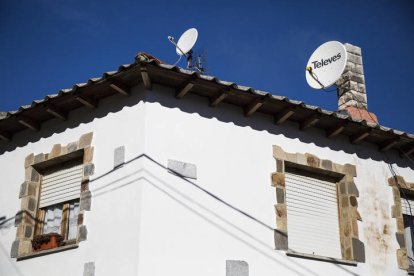 Antenas parabólicas en Valdelugueros. F. Otero Perandones.