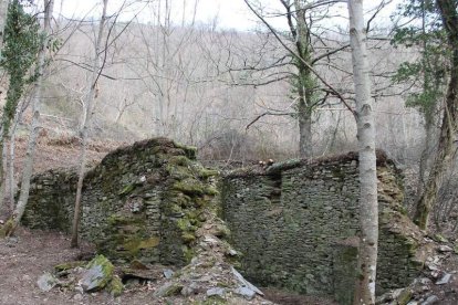 Los restos de la ermita están entre Manzanedo de Valdueza y el molino de San Juan, en el Oza