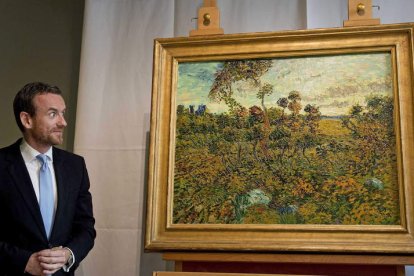 El director del Museo Van Gogh, Alex Rüger, con la nueva obra del artista, ‘Puesta de sol en Montmajour’.