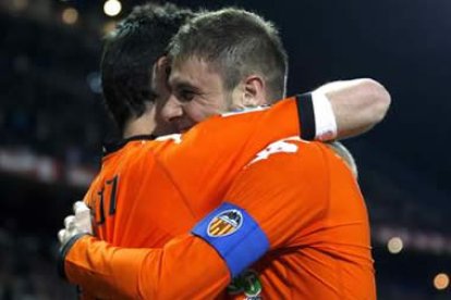 Joaquín, derecha, celebra su segundo gol con Aduriz.