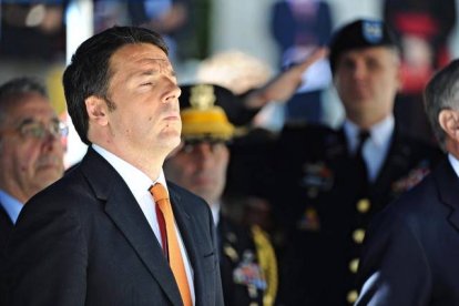 Matteo Renzi muestra sus respetos durante la ceremonia de conmemoración del Día de los Caídos (Memorial Day) estadounidense, este lunes en el cementerio americano de San Casciano, cerca de Florencia.