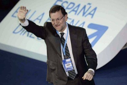 El presidente del Gobierno, Mariano Rajoy, saluda a los asistentes a la Convención Nacional del PP, ayer.