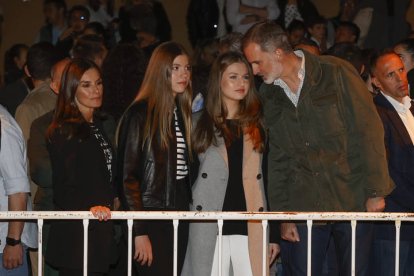 Los reyes Felipe (d) y Letizia (i), acompañados por sus hijas, la princesa Leonor (2d) y la infanta Sofía (2i). JUAN CARLOS HIDALGO