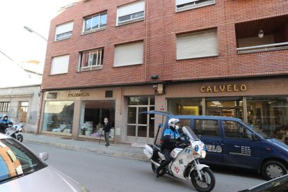 La mujer estaba recostada en la barandilla del balcón del primer piso (derecha) y el hombre la agarró en brazos y la lanzó al vacío. L. DE LA MATA