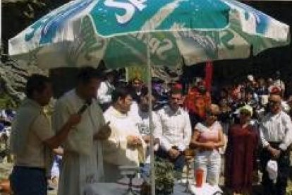 Misa celebrada el año pasado en la cueva de las Palomas