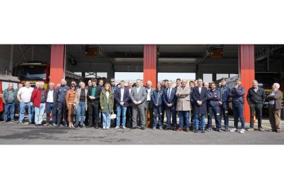 Foto de familia de la visita de ayer del presidente de la Diputación, Eduardo Morán, al nuevo parque de bomberos de Valencia de Don Juan. J. NOTARIO