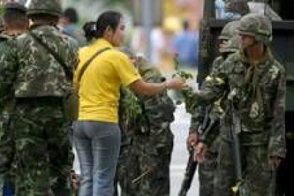 Algunos tailandeses se hacían fotos con los militares mientras otros les ofrecían flores