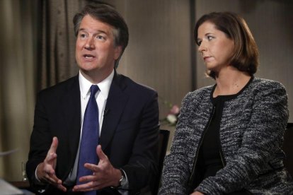 El juez Brett Kavanaugh, junto a su esposa Ashley Estes Kavanaugh, durante una entrevista con la cadena Fox.