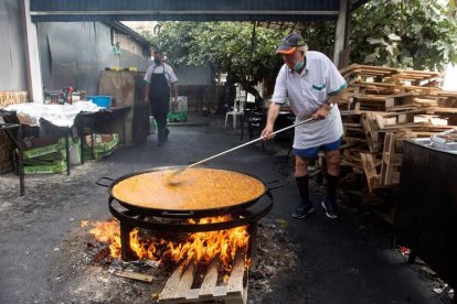 Ayo, el paellero que se hizo famoso con Verano Azul, combina ahora el chiringuito con el cultivo de mangos. DANIEL PÉREZ