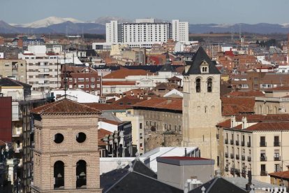 Vista del Hospital de León desde la ciudad.