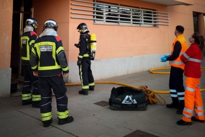 Un momento de la intervención de los bomberos y agentes de Protección Civil. DL