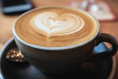 Fotografía de archivo de una taza de café. PEXELS/CALEB KWOK