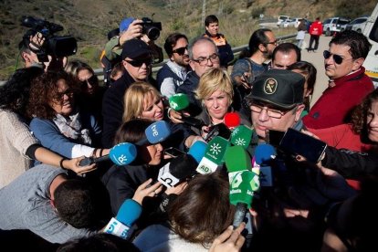 El portavoz de la Guardia Civil, Bernardo Moltól, en declaraciones a los periodistas en la localidad malagueña de Totalán.