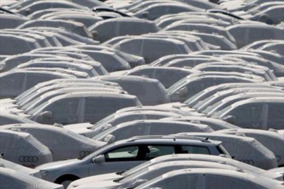 Vehículos preparados para la exportación en la planta de Volkswagen en Emden (Alemania).