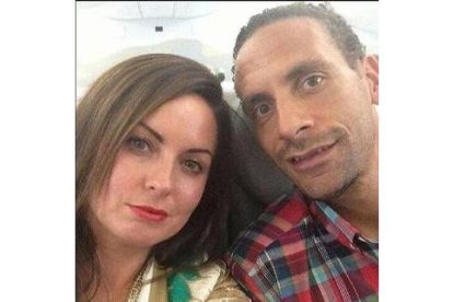 Rio Ferdinand y su esposa, en una imagen de la cuenta de Twitter del jugador.