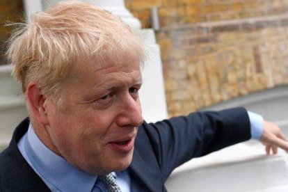 Boris Johnson sale de su casa, este jueves, antes de la primera votación de las primarias del Partido Conservador.