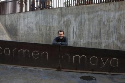 El actor y dramaturgo Manuel Veiga, junto a la placa que recuerda a Carmen Amaya.